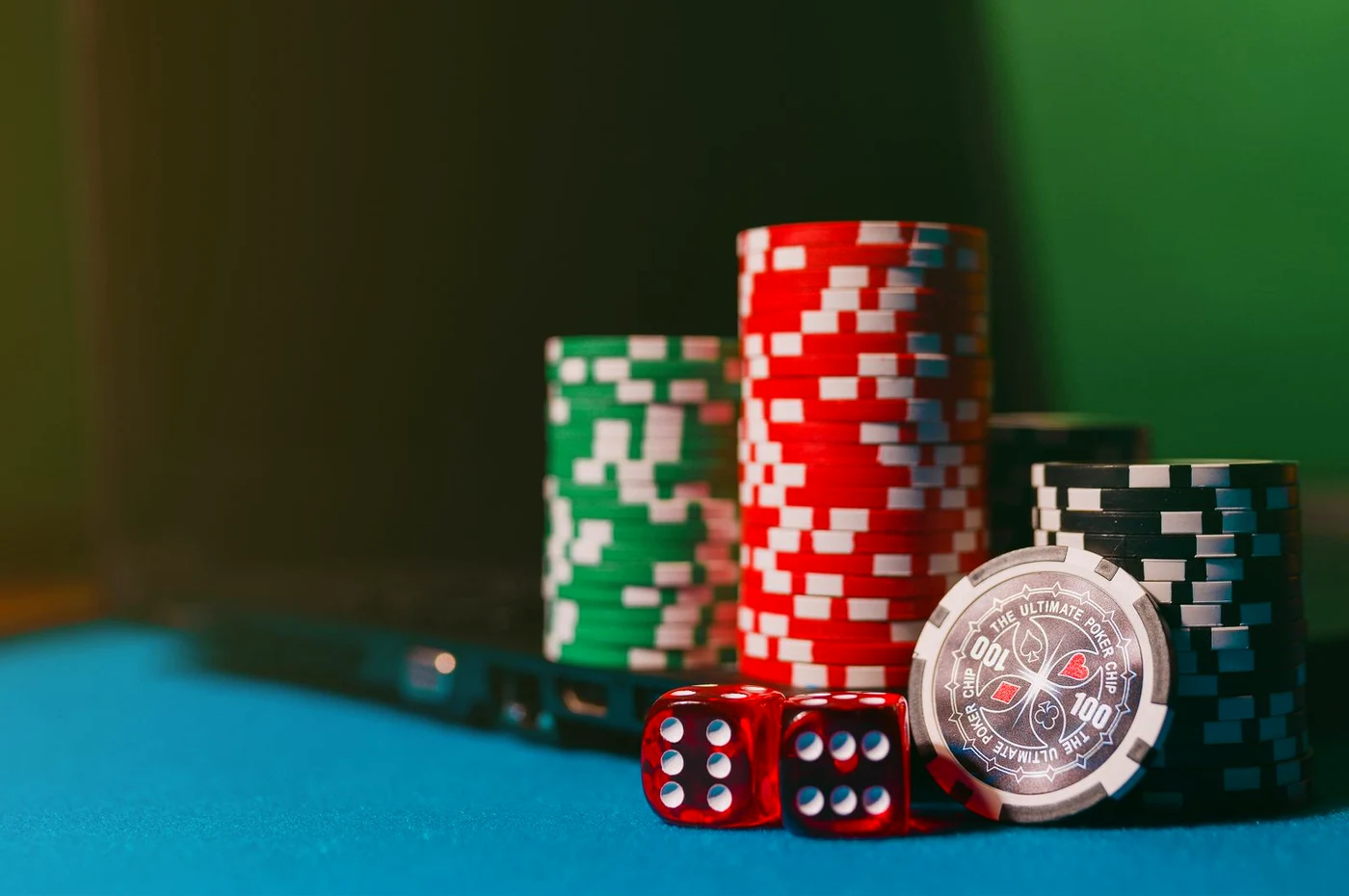 Unibet casino en ligne avec ambiance verte et table de jeu